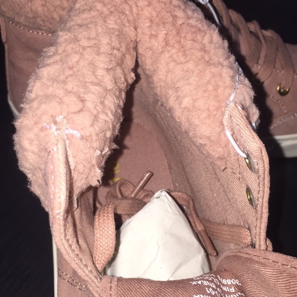 Fuzzy high top boots - Picture 3 of 6